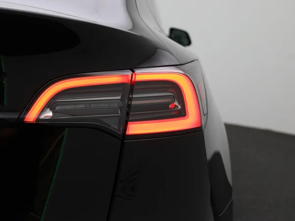 Tesla Model Y (2023) — foto 29 van 39