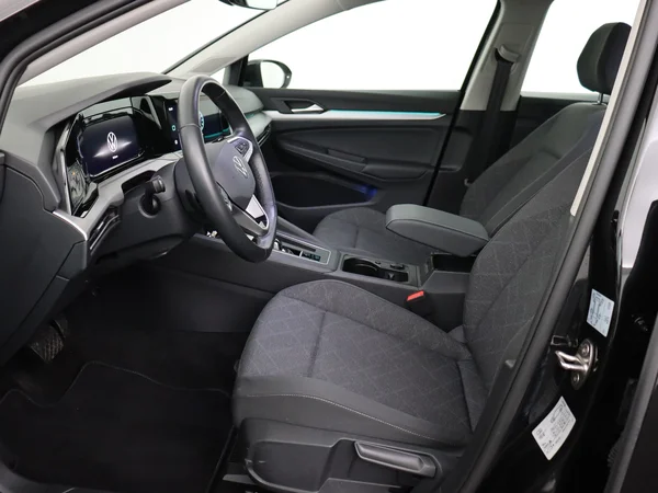 VOLKSWAGEN Golf (2024) — foto 2 van 28