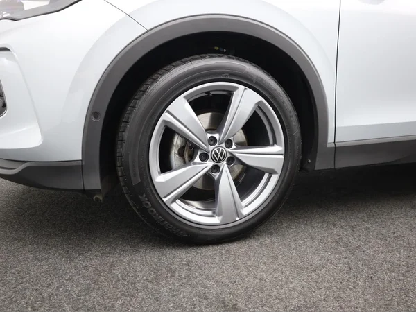 VOLKSWAGEN Tiguan (2024) — foto 4 van 23