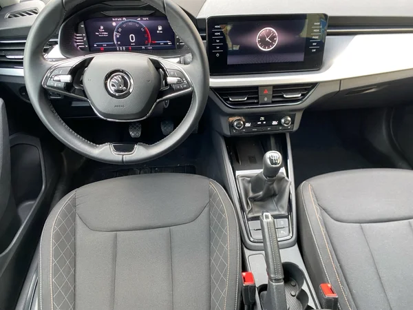 SKODA Kamiq (2023) — foto 2 van 17