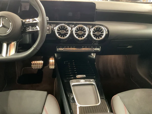 MERCEDES-BENZ A 200 (2024) — foto 10 van 22