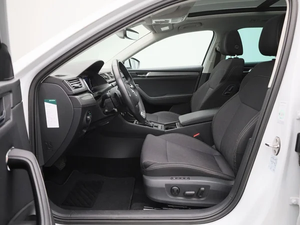 Škoda Superb (2022) — foto 5 van 47