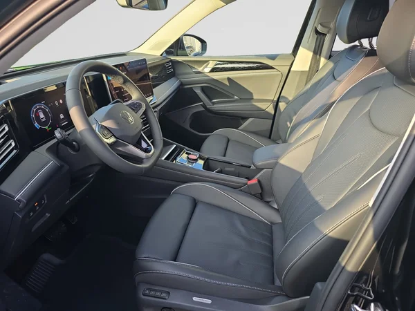 VOLKSWAGEN Tiguan (2025) — foto 18 van 19