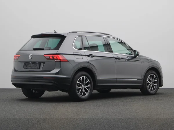 VOLKSWAGEN Tiguan (2019) — foto 12 van 21