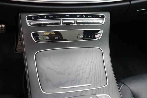 Mercedes-Benz E-Klasse (2022) — foto 7 van 29