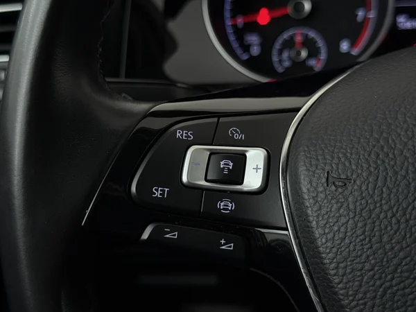 VOLKSWAGEN Golf (2018) — foto 9 van 27