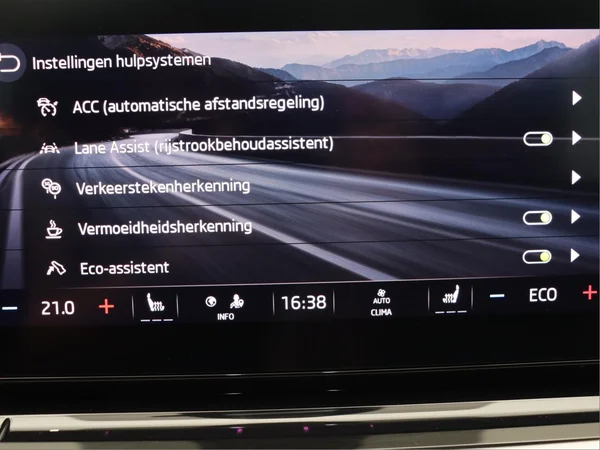 SKODA Octavia Combi (2024) — foto 8 van 18