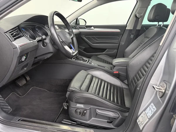 VOLKSWAGEN Passat Variant (2022) — foto 2 van 26