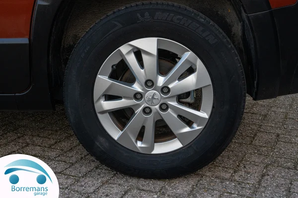 Peugeot RIFTER (2020) — foto 2 van 37
