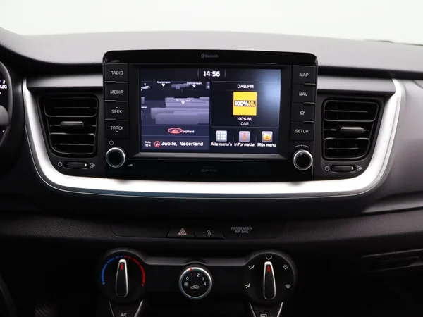 Kia Stonic (2018) — foto 2 van 19