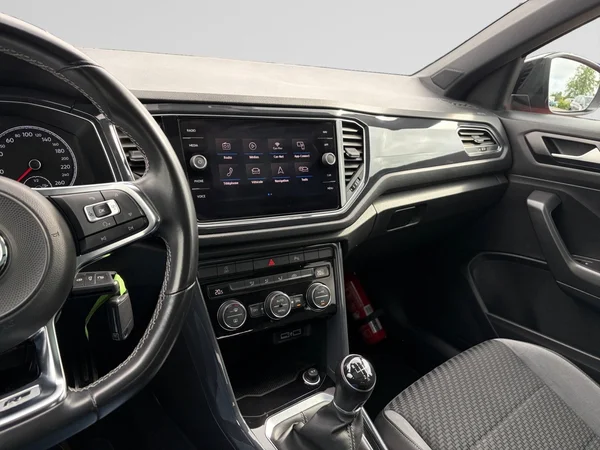 VOLKSWAGEN T-Roc (2018) — foto 2 van 14