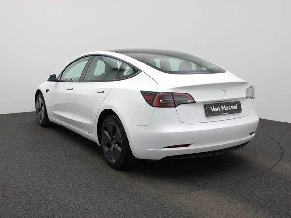 Tesla Model 3 (2023) — foto 12 van 42