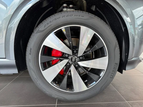 AUDI Q6 e-tron (2025) — foto 6 van 21