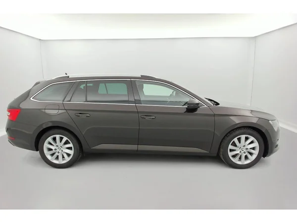 SKODA Superb Combi (2020) — foto 32 van 36