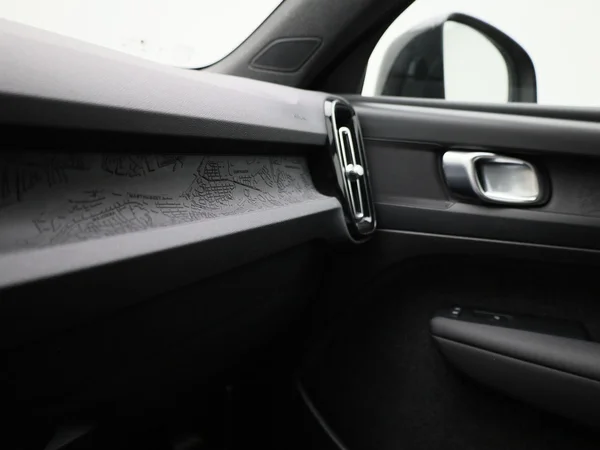 Volvo XC40 (2023) — foto 17 van 42