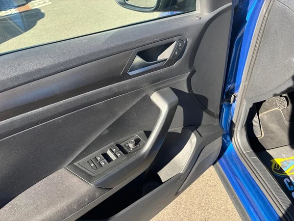 VOLKSWAGEN T-Roc (2017) — foto 8 van 22