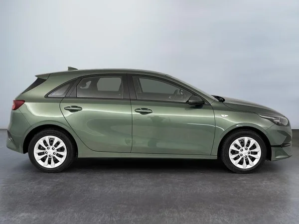 KIA Ceed (2023) — foto 12 van 17