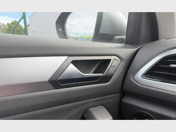 Volkswagen T-Roc (2022) — foto 14 van 21