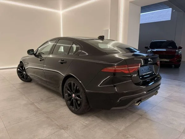 Jaguar XE (2020) — foto 16 van 20