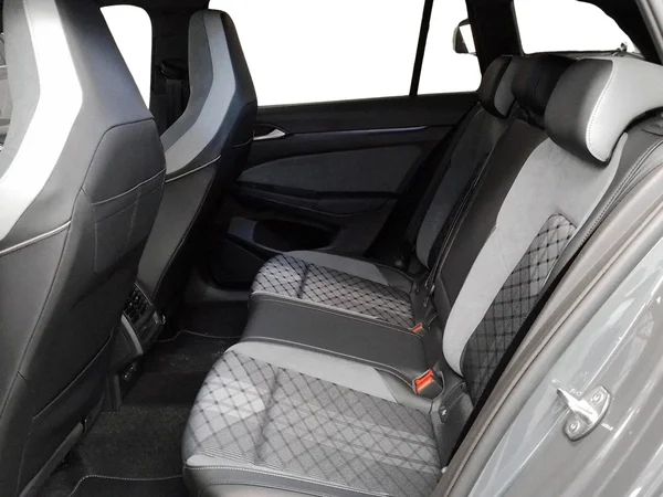 VOLKSWAGEN Golf VIII SW (2024) — foto 2 van 15