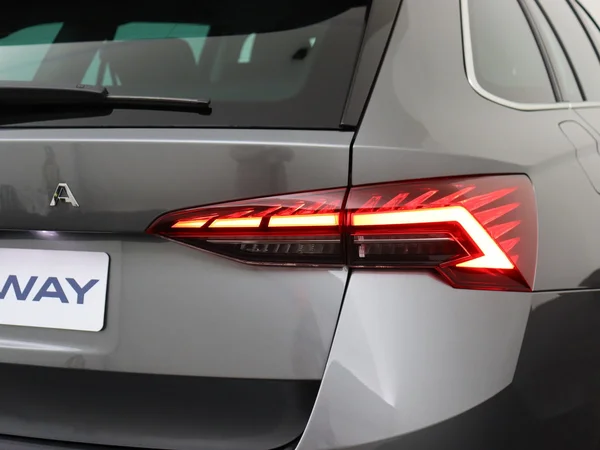 SKODA Octavia Combi (2024) — foto 8 van 19