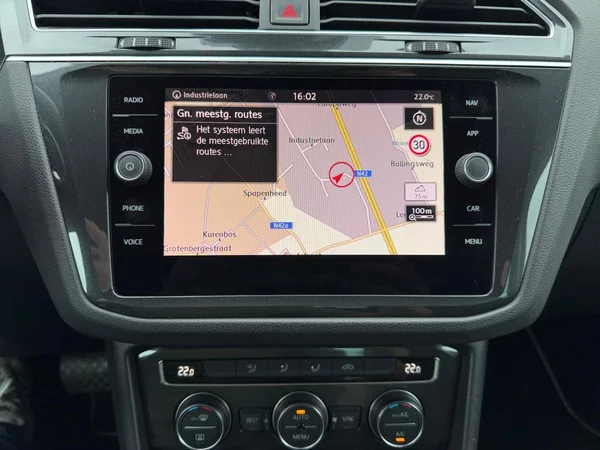 VOLKSWAGEN Tiguan (2018) — foto 5 van 24