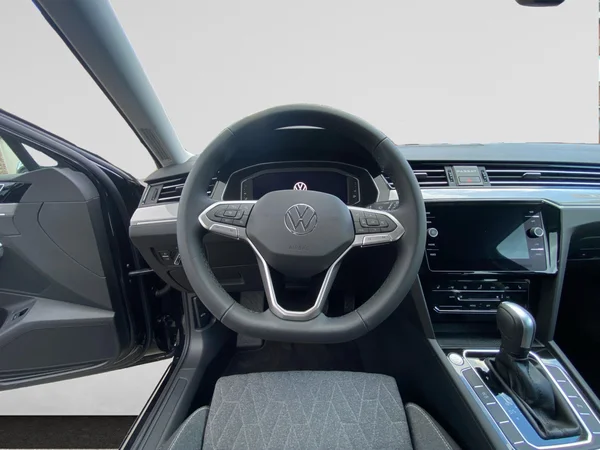 VOLKSWAGEN Passat Variant (2024) — foto 8 van 19