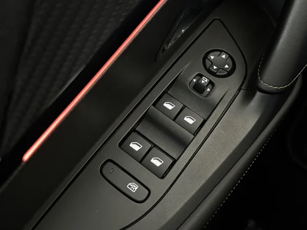 PEUGEOT e-2008 (2022) — foto 19 van 31