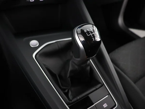 VOLKSWAGEN Golf (2024) — foto 4 van 28