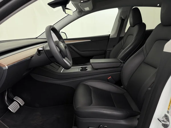 TESLA Model Y (2024) — foto 2 van 30