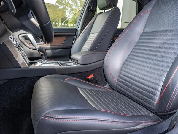 Land Rover Discovery Sport (2023) — foto 7 van 30