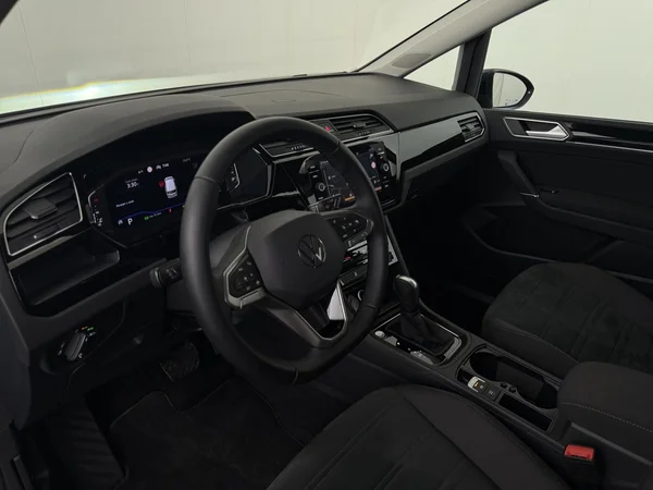 VOLKSWAGEN Touran (2025) — foto 16 van 19
