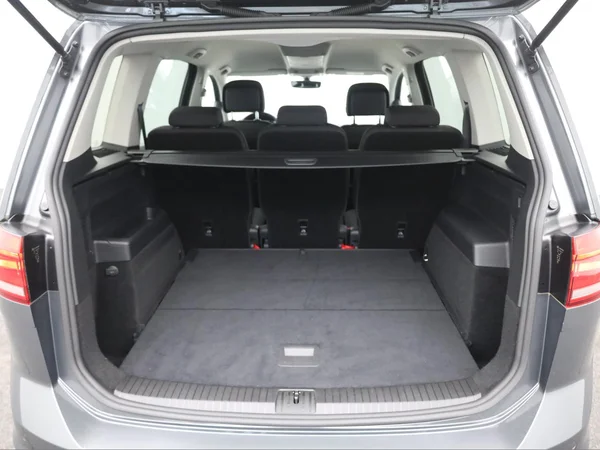 VOLKSWAGEN Touran (2016) — foto 2 van 17