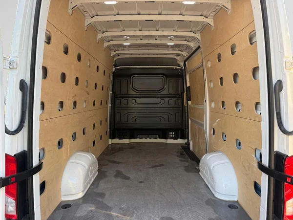 VOLKSWAGEN Crafter 35 Fourgon Mwb Dsl (2024) — foto 8 van 16