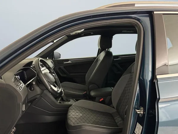 VOLKSWAGEN Tiguan (2023) — foto 2 van 17