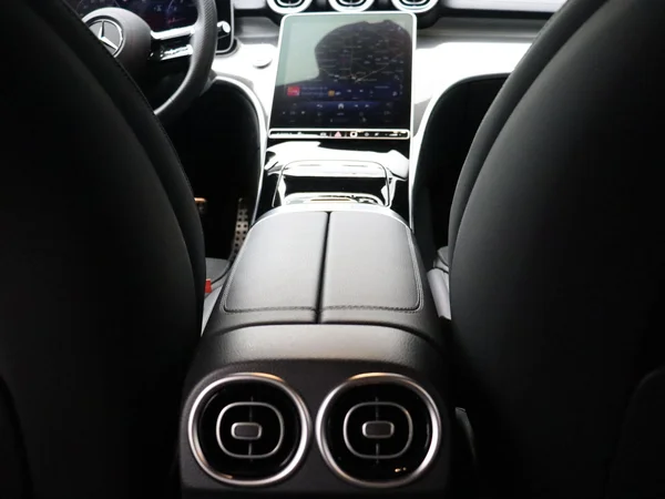 Mercedes-Benz C-Klasse (2024) — foto 17 van 31