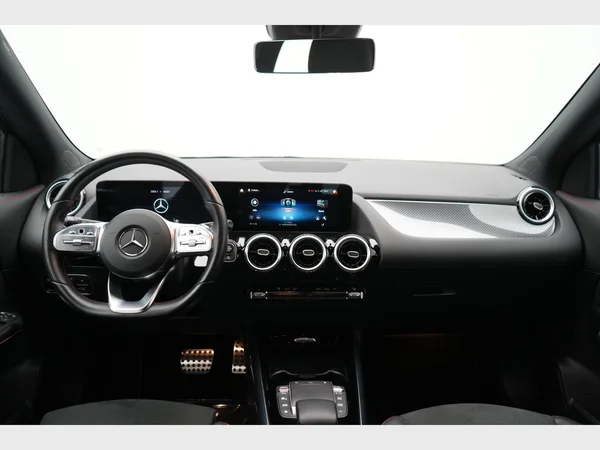 MERCEDES-BENZ GLA 180 (2021) — foto 25 van 28
