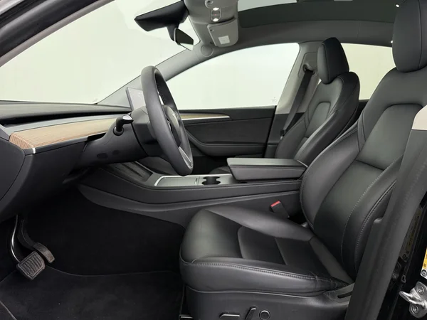 TESLA Model Y (2022) — foto 2 van 30