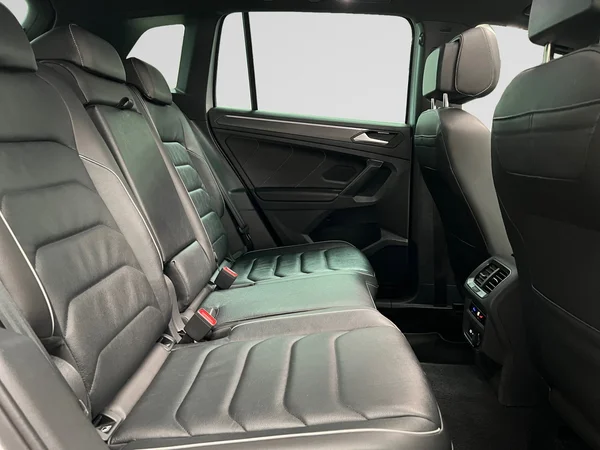 VOLKSWAGEN Tiguan (2023) — foto 2 van 20