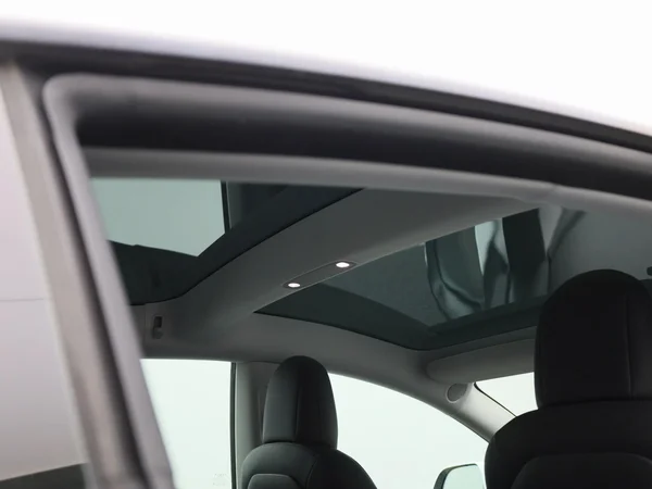 Tesla Model 3 (2023) — foto 31 van 44