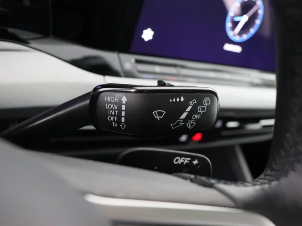 VOLKSWAGEN Golf (2024) — foto 15 van 28