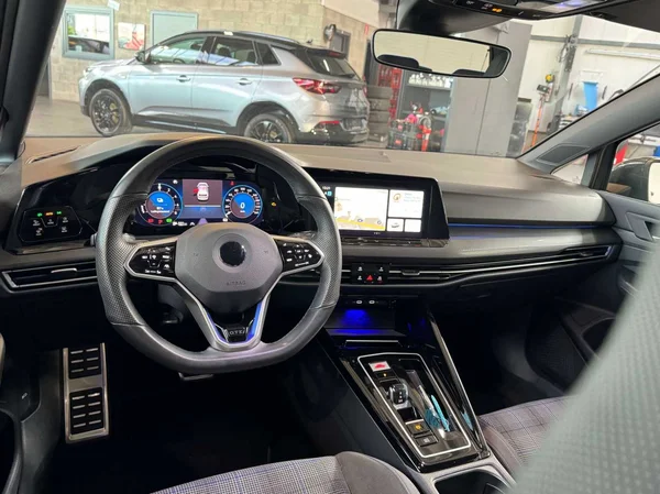 Volkswagen Golf GTE (2022) — foto 20 van 21