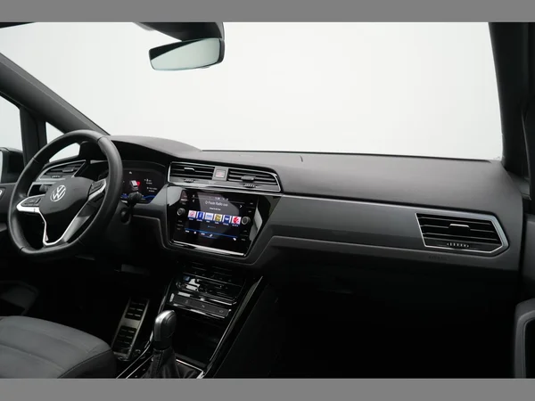 VOLKSWAGEN Touran (2023) — foto 25 van 30