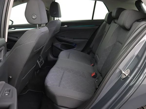 VOLKSWAGEN Golf (2024) — foto 5 van 24