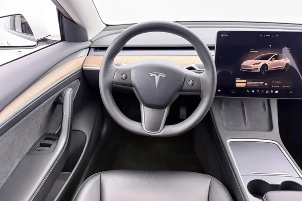 Tesla Model 3 (2023) — foto 14 van 44
