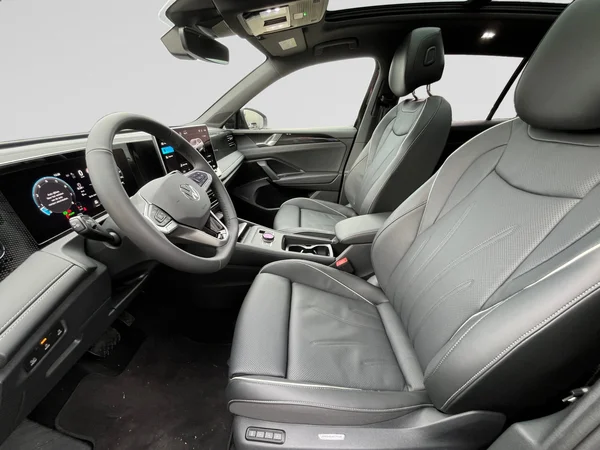 VOLKSWAGEN Tiguan (2025) — foto 7 van 24