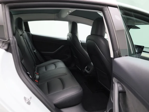 Tesla Model 3 (2023) — foto 33 van 42
