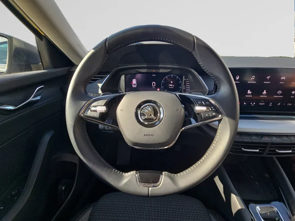SKODA Octavia (2023) — foto 2 van 24