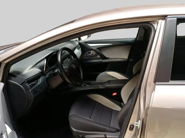 Toyota Avensis (2015) — foto 15 van 16