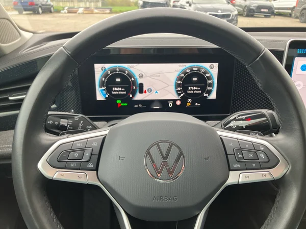 VOLKSWAGEN Passat SW (2024) — foto 9 van 25